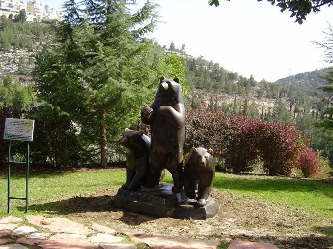 Скульптурная композиция медведи