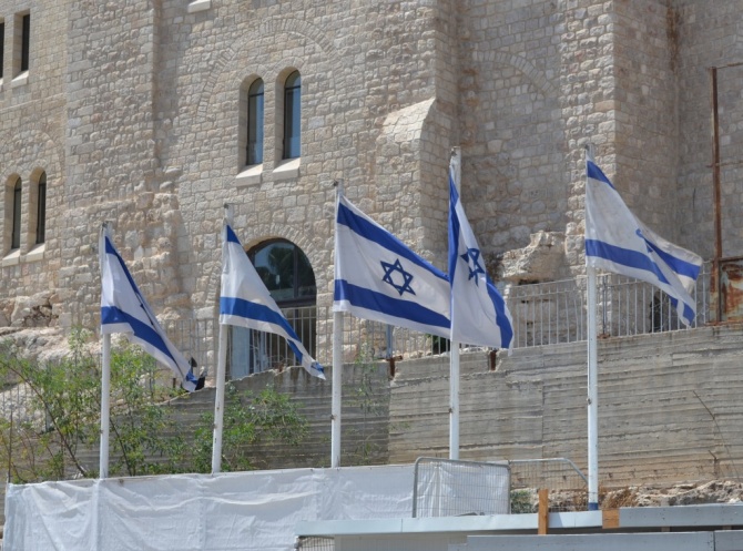 Флаги Израиля на площади перед Стеной Плача