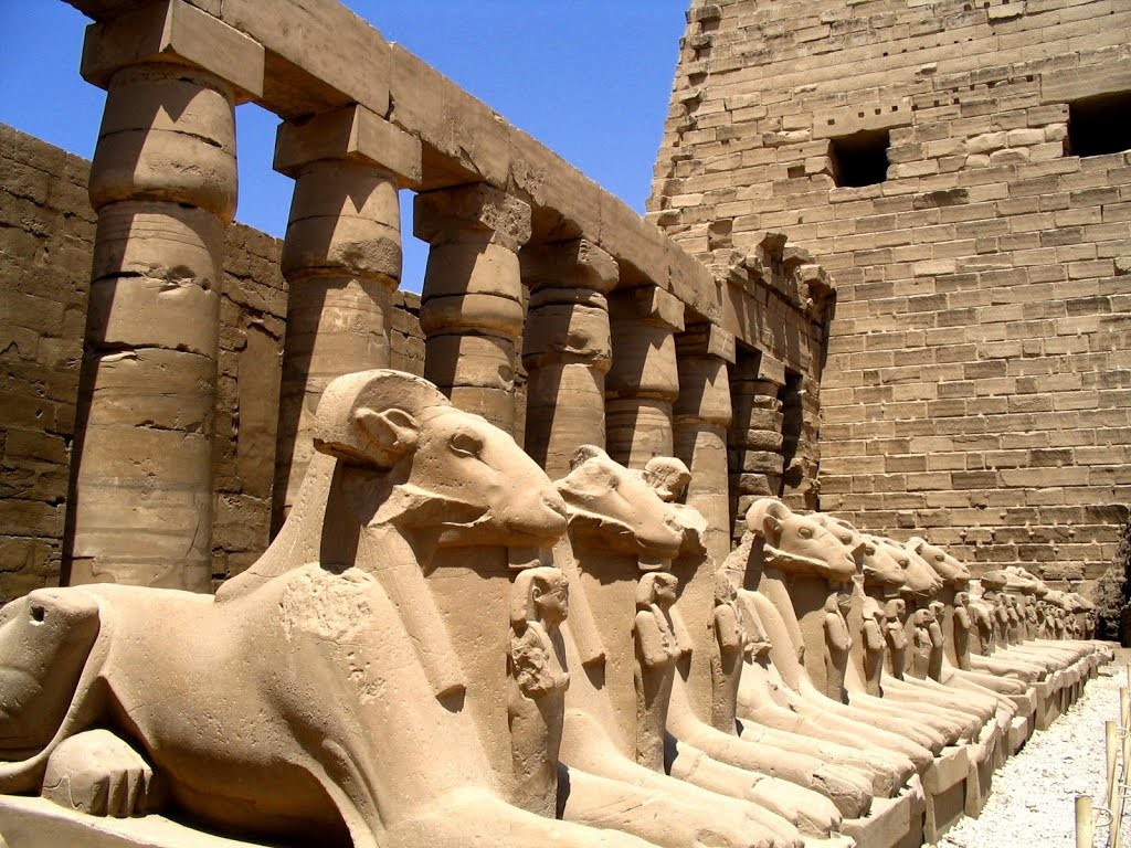 Древний рим это египет. Луксор Египет аллея сфинксов. Карнакский храм аллея сфинксов. Луксорский храм Египет. Храм древнего Египта аллея сфинксов.