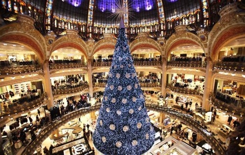 Рождественская елка в центре универмага