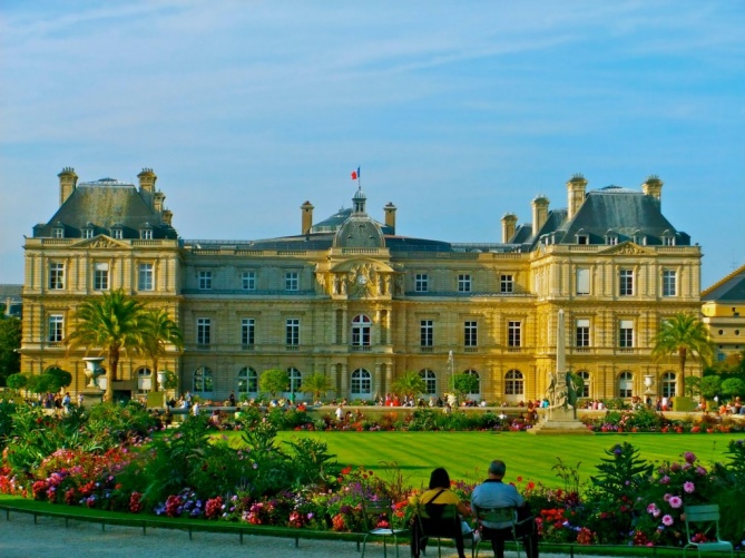 Туристы и парижане любят отдыхать в Люксембургском парке