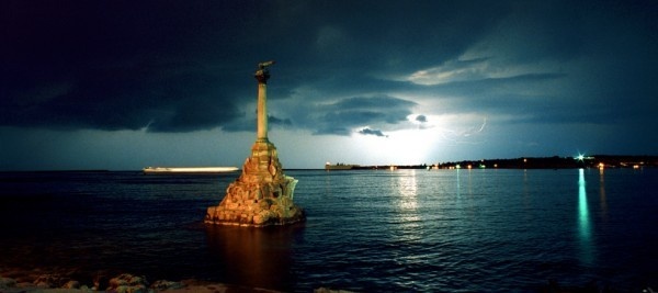 Эмблемой Севастополя является Памятник затопленным кораблям