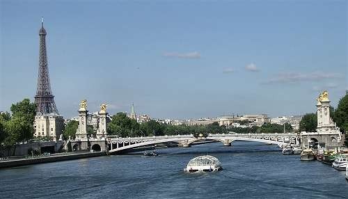 Через мост Александра III ходит речной транспорт