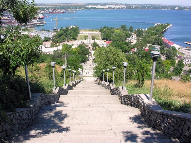 Знаменитая Митридатская лестница в Керчи