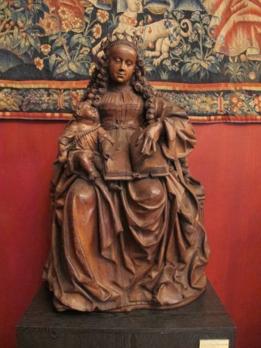 Фигура сидящей Девы Марии с младенцем. 1543 год