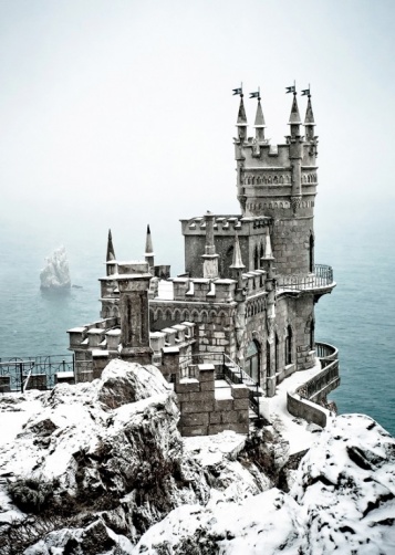 Замок на скале хорош и в зимнее время года