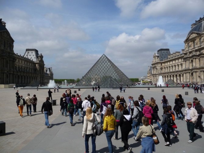 Лувр - один из главных объектов осмотра туристами