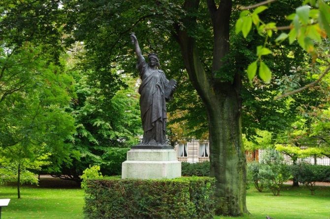 Леди Свобода в Люксембургском саду