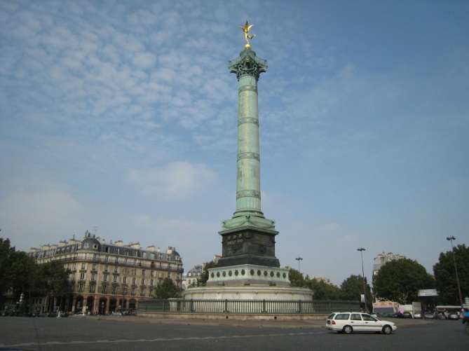 Июльская колонна - главное украшение площади Бастилии