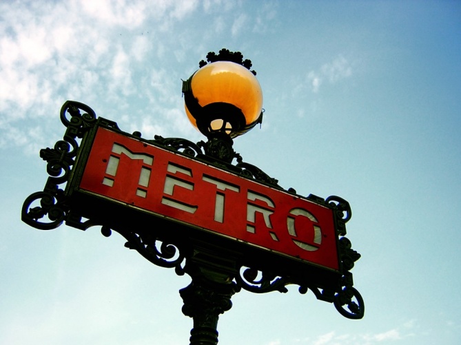Указатель метро в Париже