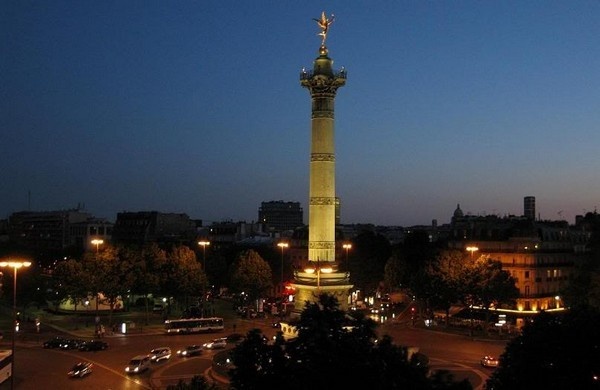 Площадь Бастилии в вечерней иллюминации