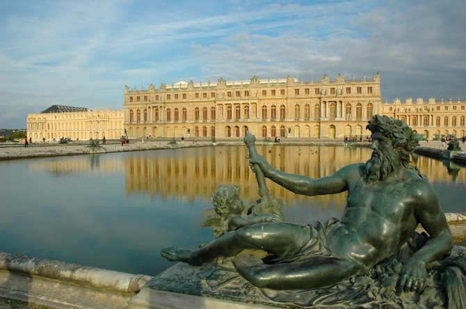 Скульптура Нептуна перед Версальским дворцом