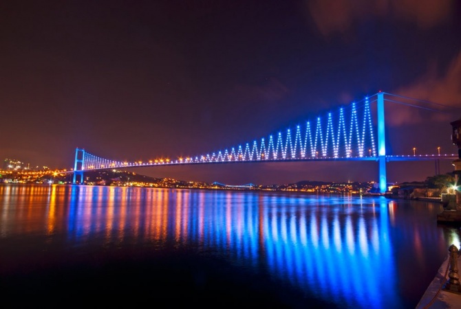 Босфорский мост с 2006 года подсвечивается