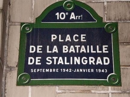 Указатель "Площадь Сталинградской битвы" в Париже