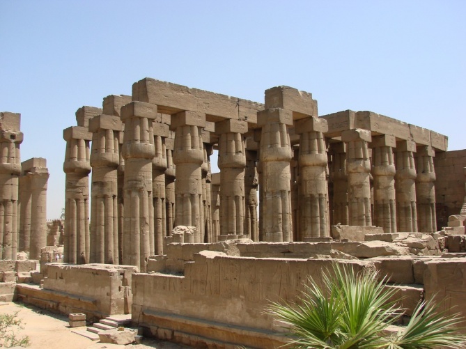 В Храме Луксора насчитывается более 150 колонн