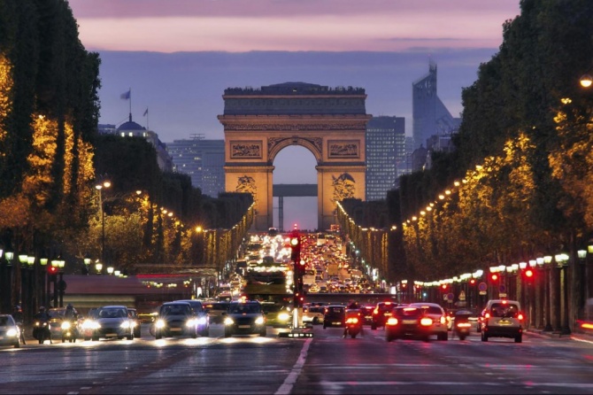 Елисейские поля - главная магистраль Парижа