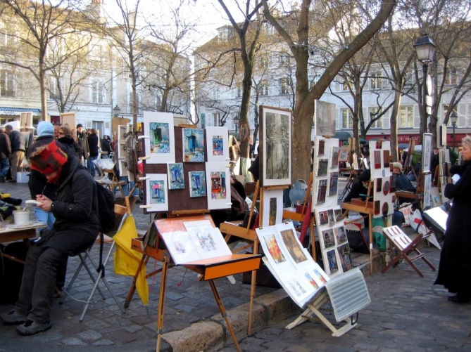 Площадь Тертр традиционно "принадлежит" художникам