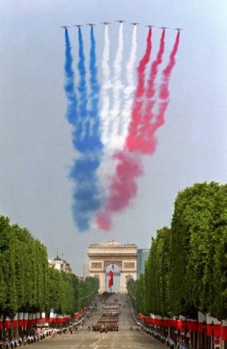 Один из эффектных зрелищ парада - французский флаг в небе