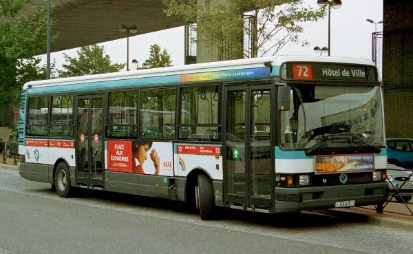 Рейсовый автобус в Париже