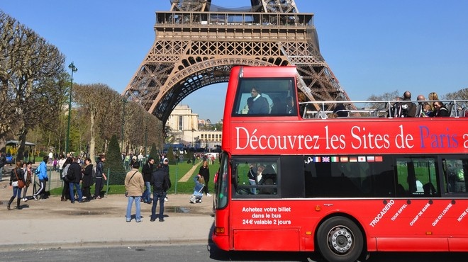 Красный экскурсионный автобус сразу видно на улицах Парижа