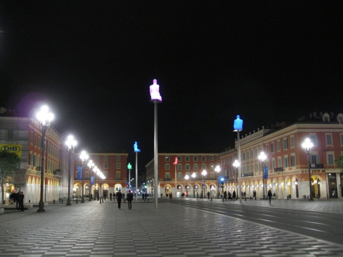 Инсталляция "Беседа в Ницце" в неоновой подсветке