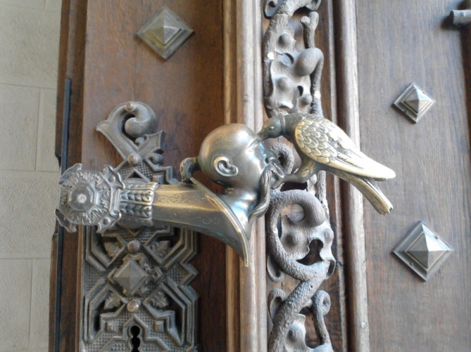 Символ рода Шварценбергов на металлической рукояти двери