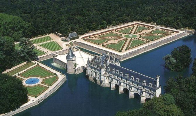 Шенонсо часто называют "замком на воде"