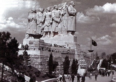 Памятник Сталину был установлен 1 мая 1955 года