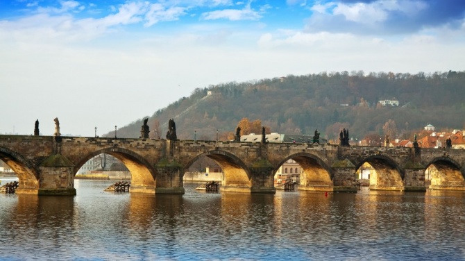 Через Карлов мост в старину проходила королевская процессия в Пражский Град
