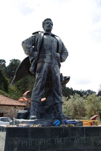 Памятник национальному герою Кипра - Григорису Авксентиу