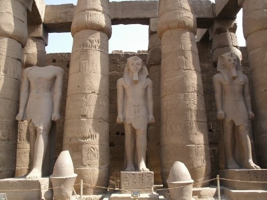 Три уцелевших колосса Рамзеса II