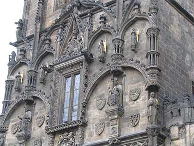 Стены Башни украшены статуями чешских королей