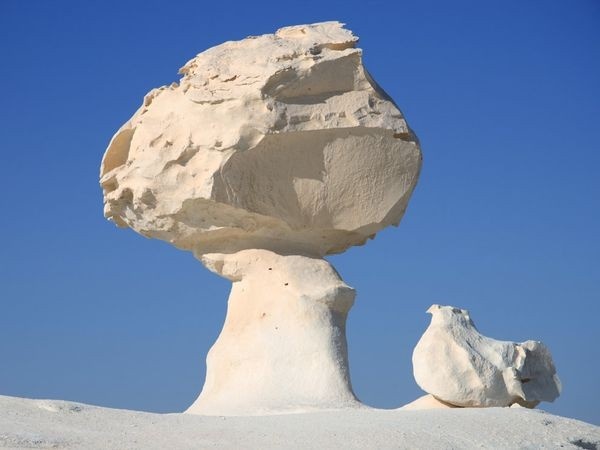 Глыба в виде "гриба" в Белой пустыне