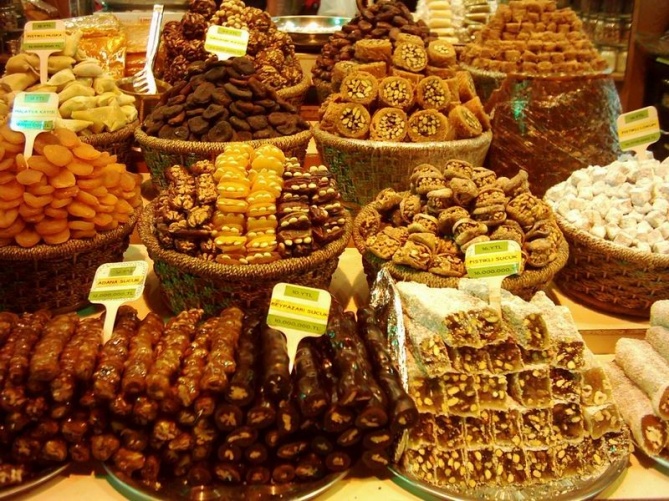 Египетский базар богат сладостями
