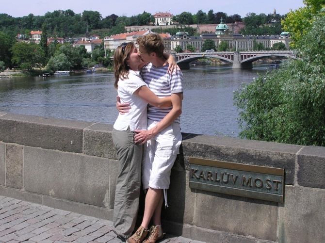 Поцелуй на Карловом мосту