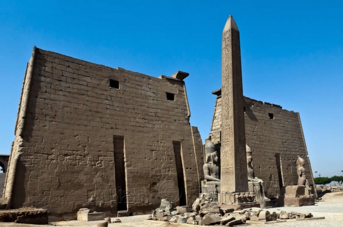 Один из двух обелисков Луксорского Храма
