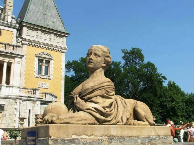 Скульптура женщины-льва 