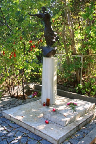 Скульптура на могиле Александра Грина