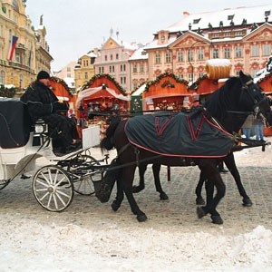 Катание на лошадях по Староместской площади - одна из забав ярмарки