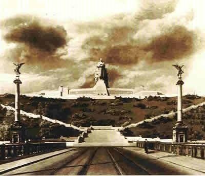 Вид с Чехова моста на памятник Сталину