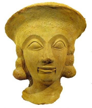 Археологический музей. Агиос Николаос. Скульптура "Архаическая улыбка"