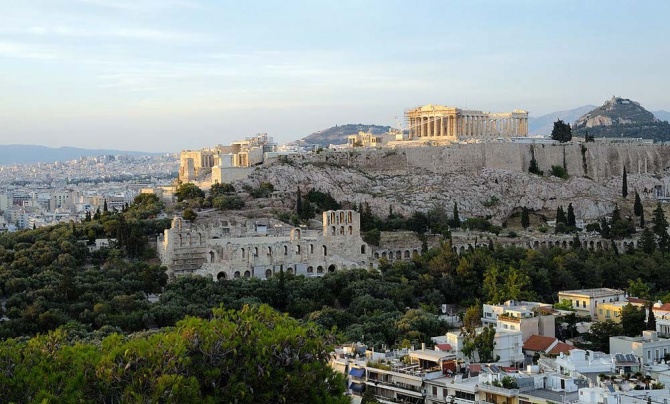 Акрополь в Афинах величественно возвышается над столицей