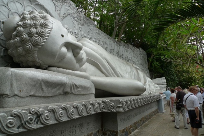 Статуя спящего Будды
