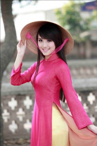 Вьетнамка в национальной одежде — в длинном аозай и в нонла на голове