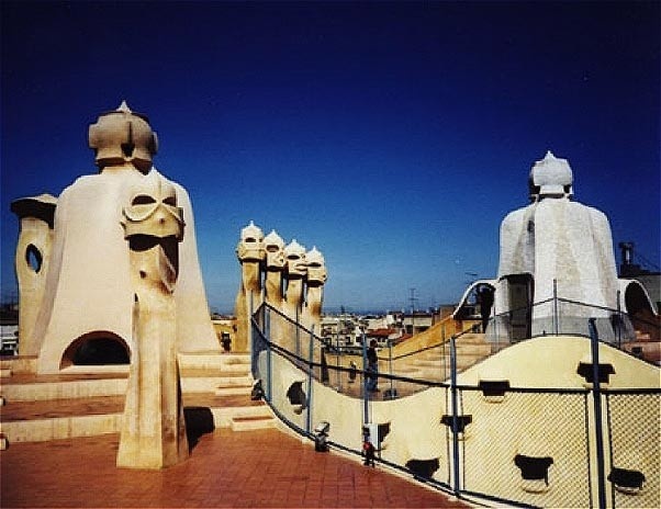 Скульптуры на крыше Дома Мила