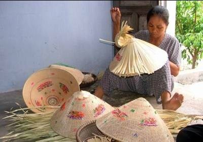 Изготовление национальных шляп во Вьетнаме — кропотливая работа