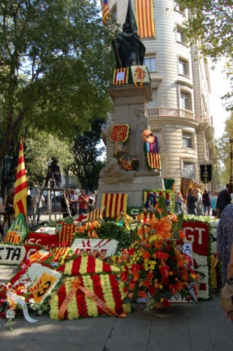 Праздник начинается с возложения цветов у памятника национальному герою