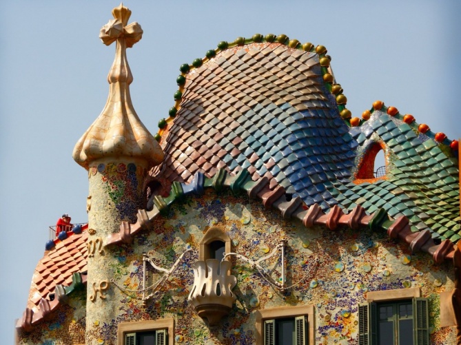 Крыша Дома Бальо напоминает спину огромного дракона