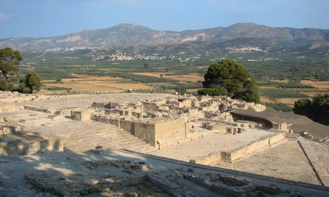 Руины древнего Фестоса. Вид на плато Мессара