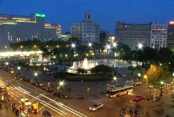 Площадь Каталонии в вечернее время суток